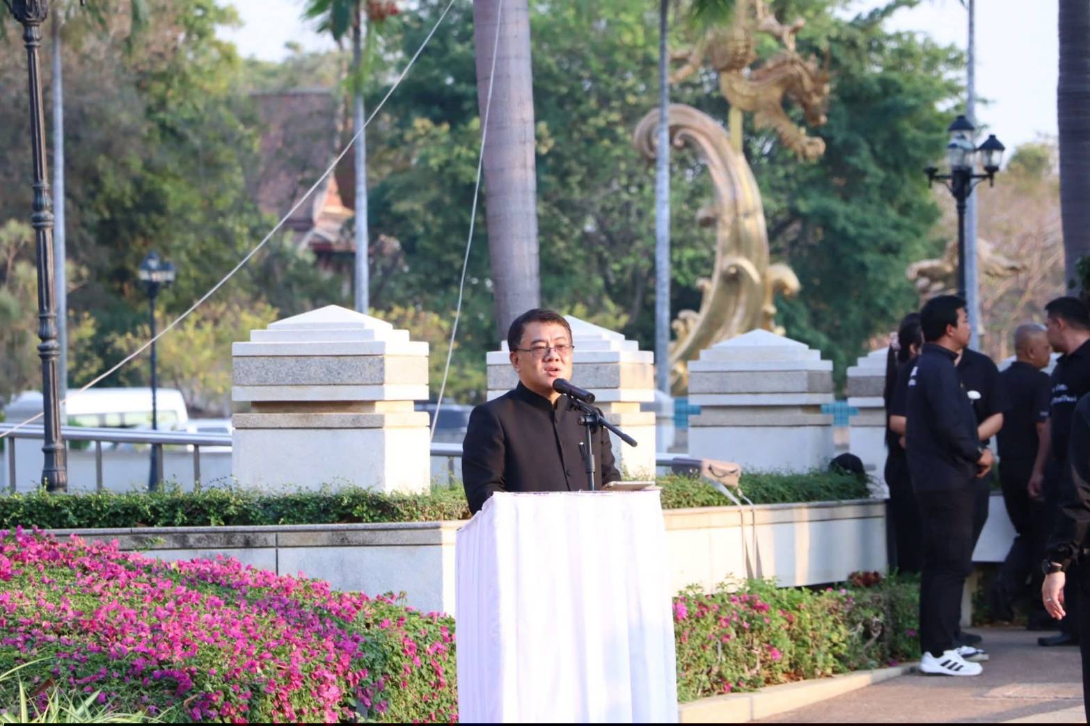 title - ผู้อำนวยการศูนย์ส่งเสริมและพัฒนาอาชีพเสริมนอกภาคการเกษตร ร่วมกิจกรรมแสดงความอาลัยและแสดงความจงรักภักดีสมเด็จพระนางเจ้าสิริกิต์ พระบรมราชินีนาถ พระบรมราชชนนีพันปีหลวง โครงการหนึ่งความดี ล้านความรัก ภูมิใจพรรคพระพันปีหลวง ณ ศาลาพระมิ่งขวัญ ศูนย์ส่งเสริมและพัฒนาอาชีพเสริมนอกภาคการเกษตร (ศูนย์ศิลปาชีพบางไทรฯ (เดิม))